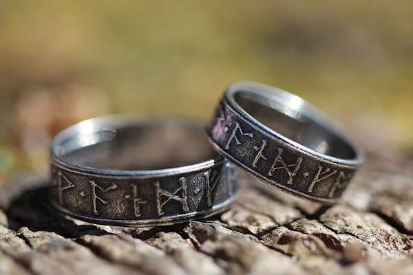 Alternative wedding rings from Sycamoon | Misfit Wedding