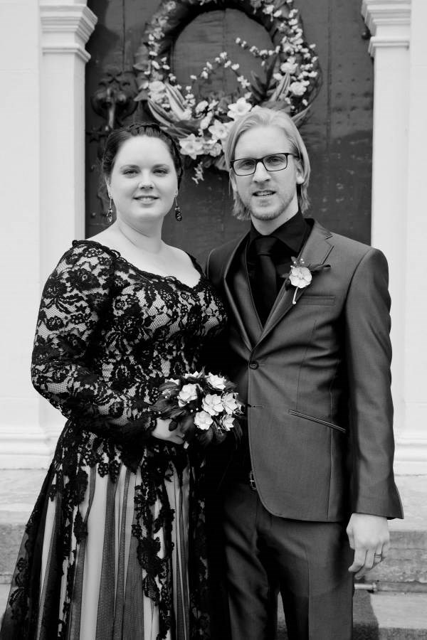 Danielle & Jeroen with their beautiful Jackdaw Decor bouquet.