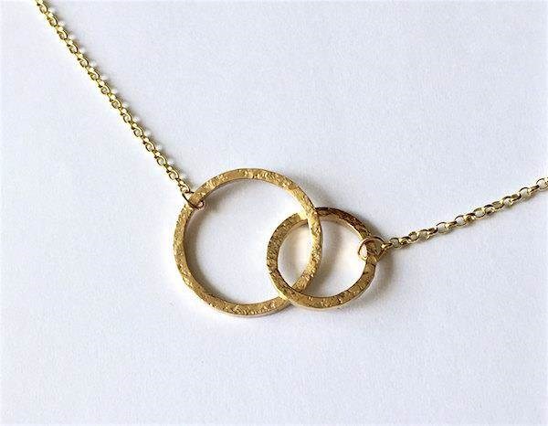 Gold linked circles necklace 