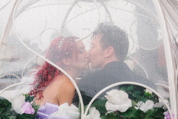 Stealing a kiss, photo by Lorna Lovecraft | Misfit Wedding