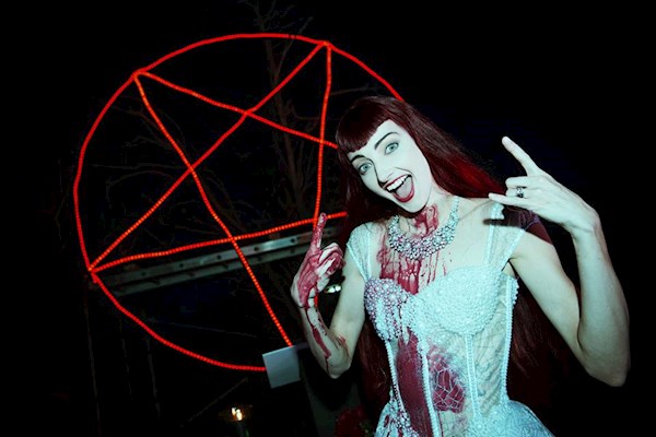 Blood splattered bride at her satanic wedding | Misfit Wedding