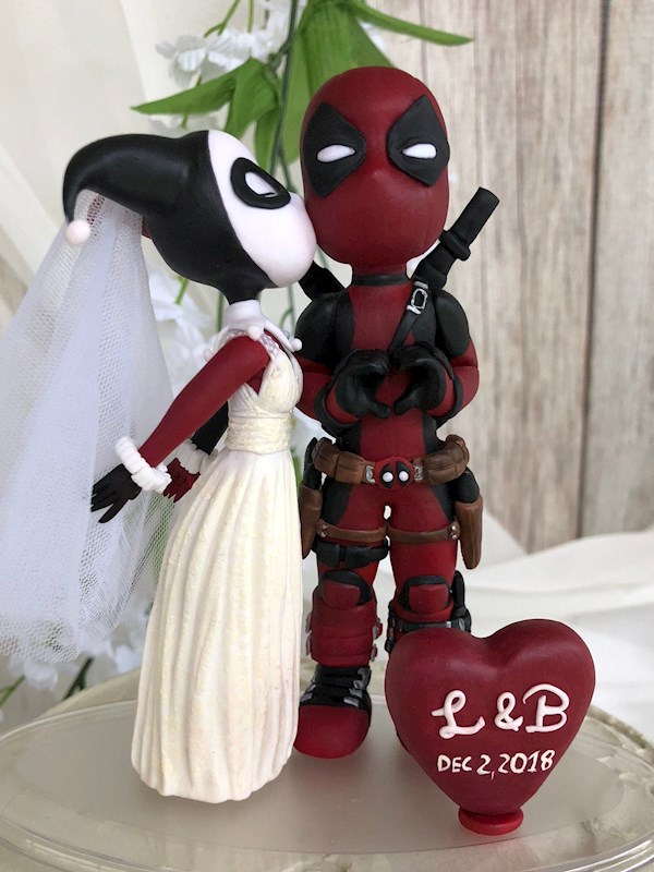 Custom made Harley Quinn and Deadpool caketopper from Playcraft | Misfit Wedding